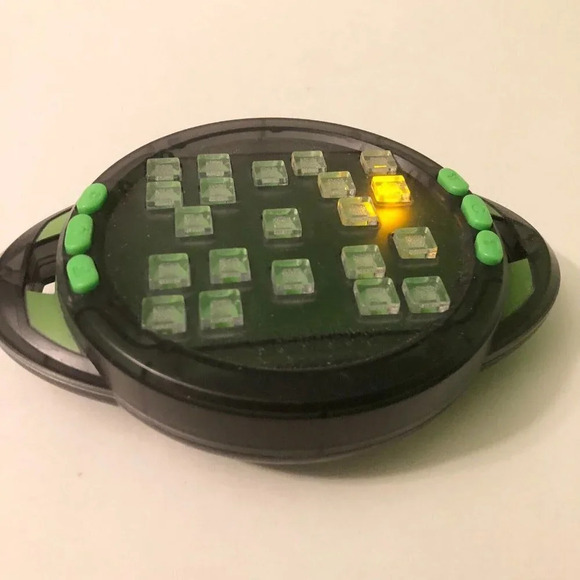 Brainbolt Brain  Teaser Light Up Memory Game by Educational Insight - Picture 3 of 10